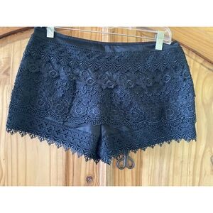 Women Sans Souci black tiered lace dressy flat front shorts size M